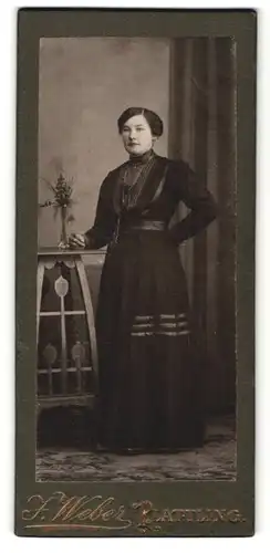 Fotografie J. Weber, Plattling, Portrait Frau im schwarzen Kleid