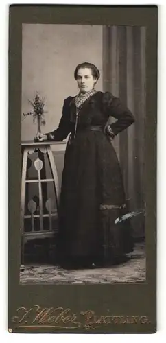 Fotografie J. Weber, Plattling, Portrait Frau im schwarzen Kleid