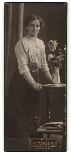 Fotografie A. Adolph, Passau, Portrait Frau an einem Beistelltisch