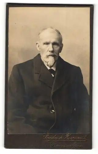 Fotografie Friedrich Rummel, Germersheim, Portrait Greis mit Kinn- und Oberlippenbart