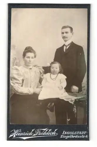 Fotografie Heinrich Fröhlich, Ingolstadt, Portrait junge bürgerliche Familie