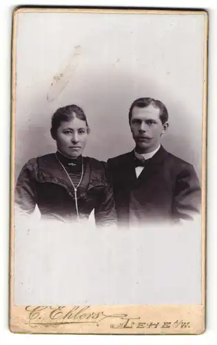 Fotografie C. Ehlers, Lehe a/W, Portrait junges Paar in festlicher Kleidung