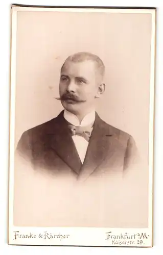 Fotografie Franke & Kärcher, Frankfurt / Main, Mann im Anzug mit Fliege und Zwirbelbart