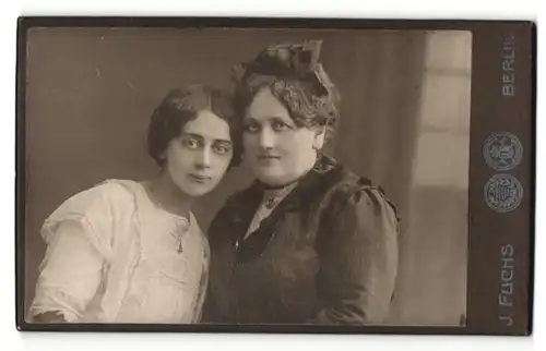 Fotografie J. Fuchs, Berlin, Portrait zwei junge Frauen im Portrait , Dicke Frau mit Haarschleife