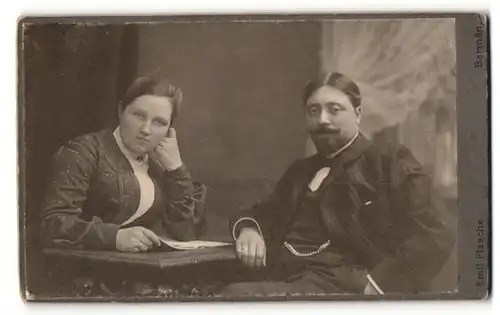 Fotografie Emil Flasche, Barmen, Portrait eines Paares an einem Tisch
