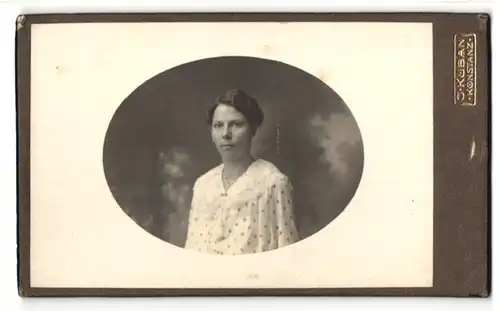 Fotografie J. Kuban, Konstanz, Portrait einer Dame mit Hochsteckfrisur