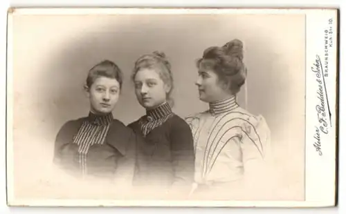 Fotografie C. F. Beddies & Sohn, Braunschweig, Portrait Mutter mit ihren Töchtern