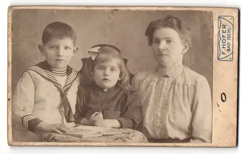 Fotografie F. Hofer, Bad Ischl, Portrait Mutter mit Tochter und Sohn