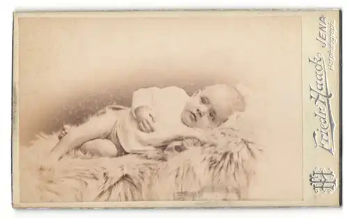 Fotografie Friedr. Haack, Jena, Portrait Säugling auf Fell
