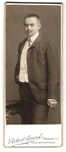 Fotografie Robert Graul, Plauen i. V., Portrait Mann im Anzug