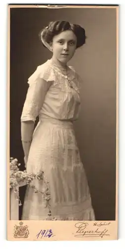 Fotografie Pieperhoff, Halle a. Saale, Portrait junges Mädchen im Kleid