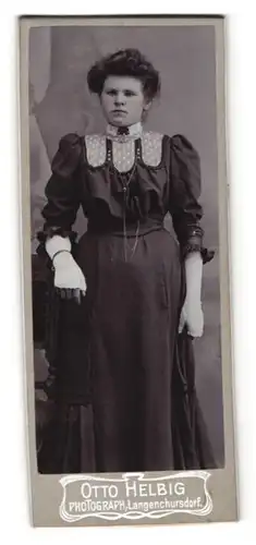 Fotografie Otto Helbig, Langenchursdorf, Portrait Frau im Kleid