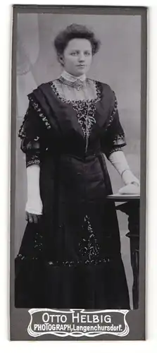 Fotografie Otto Helbig, Langenchursdorf, Portrait Frau im Kleid