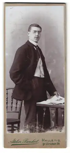 Fotografie Atelier Benckert, Halle a. Saale, Portrait Mann im Anzug mit Brille