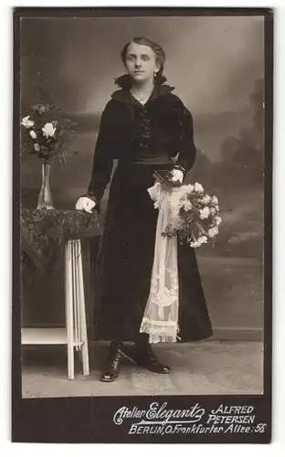 Fotografie Alfred Petersen, Berlin-O, Portrait Konfirmandin mit Blumenstrauss und Gebetsbuch