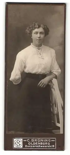 Fotografie C. Brüning, Oldenburg, Portrait junge Frau in weisser Bluse mit Medaillon