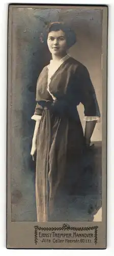 Fotografie Ernst Tremper, Hannover, Portrait junge Dame im zeitgenössischen Kleid