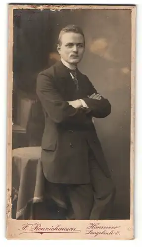 Fotografie F. Renziehausen, Hannover, Portrait charmanter Herr im Anzug und Krawatte mit verschränkten Armen