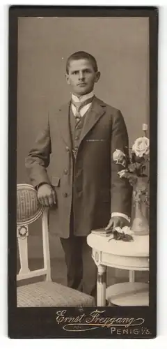 Fotografie Ernst Freygang, Penig i / S., Portrait junger Mann im Anzug mit Krawatte und Buch