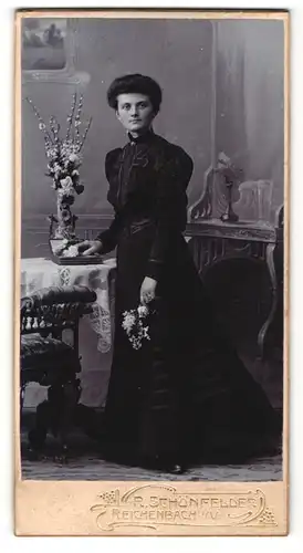 Fotografie R. Schönfelder, Reichenbach i. V., Portrait junge Dame im Kleid mit Blumen