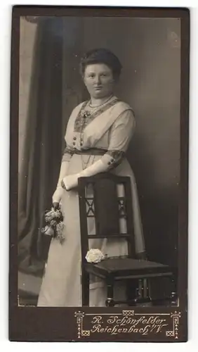 Fotografie R. Schönfelder, Reichenbach i. V., Portrait Frau im Kleid mit Blumen