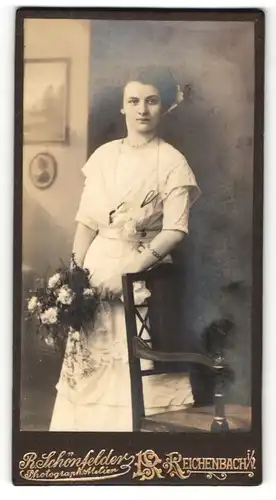 Fotografie R. Schönfelder, Reichenbach i. V., Portrait junge Dame im Kleid mit Blumen