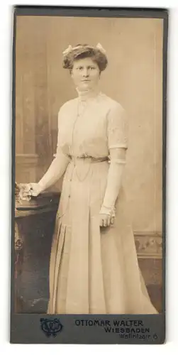 Fotografie Ottomar Walter, Wiesbaden, Portrait einer Dame im Kleid mit Blumen