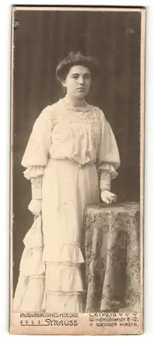 Fotografie Strauss, Leipzig, Portrait junge Dame im Kleid