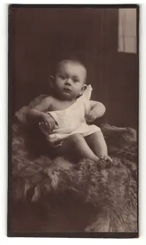 Fotografie M. Appel, Berlin, Portrait Kleinkind auf einem Fell