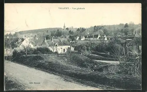 AK Vallery, Ortsansicht mit Kirche, Häuser und Landstrasse