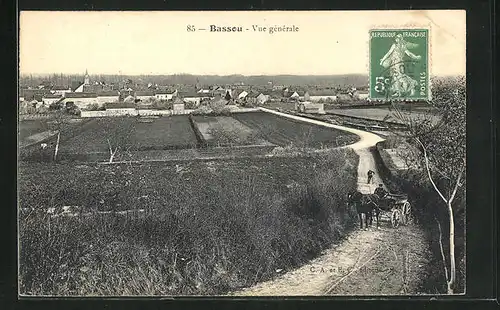 AK Bassou, Blick von Landstrasse mit Kirche, Häuser und Felder