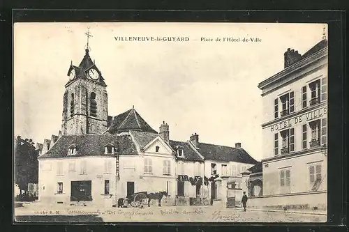 AK Villeneuve-la-Guyard, Place de l'Hotel-de-Ville