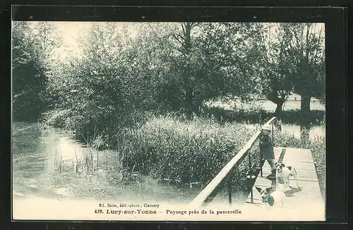 AK Lucy-sur-Yonne, Paysage pres de la passerelle, Kind mit Hunden auf einer Holzbrücke