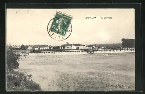 AK Courlon-sur-Yonne, Le Barrage, Blick auf Ort und Wehr