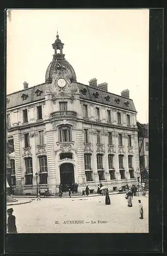 AK Auxerre, personnes devant la Poste