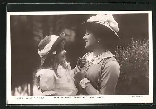 AK Schauspielerin Ellaline Terriss and Baby Betty im Kostüm einer Filmrolle