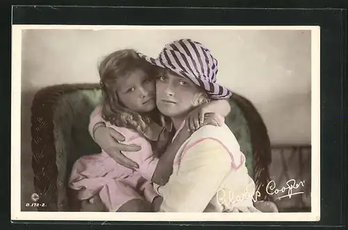 AK Schauspielerin Gladys Cooper mit Tochter Joan im Kostüm einer Filmrolle