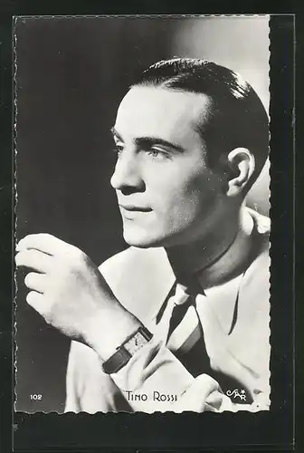 AK Schauspieler Tino Rossi nachdenklich mit Zigarette in der Hand