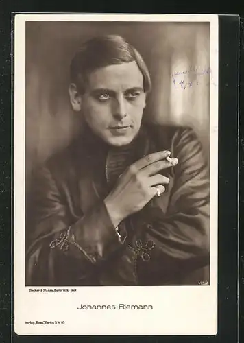 AK Schauspieler Johannes Riemann mit Zigarette
