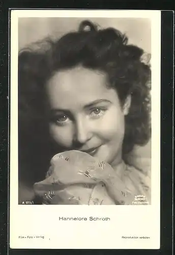 AK Schauspielerin Hannelore Schroth mit geheimnisvollem Blick