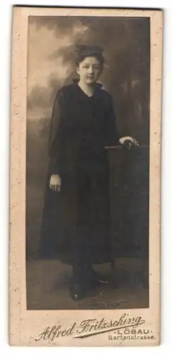 Fotografie Alfred Fritzsching, Löbau, Portrait junge Dame im schwarzen Kleid