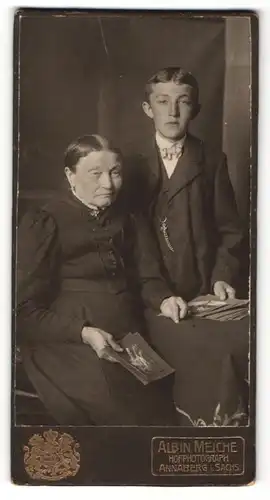 Fotografie Albin Meiche, Annaberg i. S., Portrait Junge mit seiner Oma