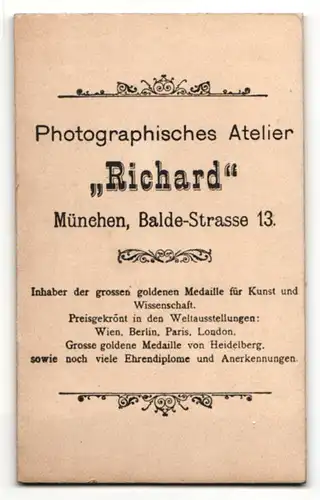 Fotografie Atelier Richard, München, Portrait stattlicher junger Mann in gestreifter Krawatte und Jackett