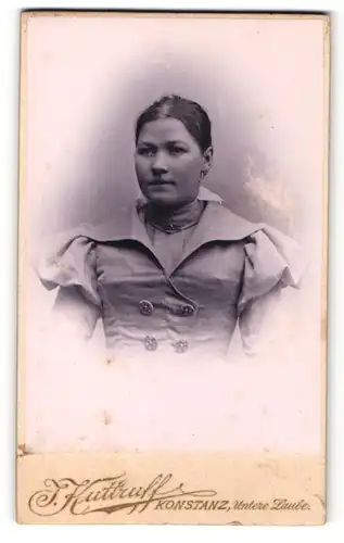 Fotografie J. Kuttruff, Konstanz, Portrait brünette junge Schönheit in atemberaubend schöner Bluse