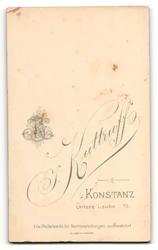 Fotografie J. Kuttruff, Konstanz, Portrait brünette junge Schönheit in atemberaubend schöner Bluse