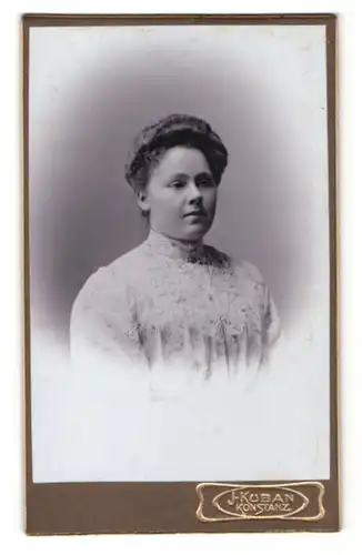 Fotografie J. Kuban, Konstanz, Portrait brünette Schönheit in weisser bestickter Bluse