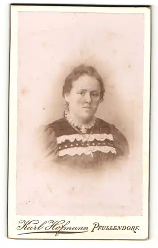 Fotografie Karl Hofmann, Pfullendorf, Portrait dunkelhaarige junge Frau in bestickter Bluse mit Halskette und Brosche