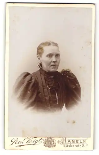 Fotografie Paul Voigt, Hameln, Portrait betagte Dame in prachtvoll gerüschter Bluse