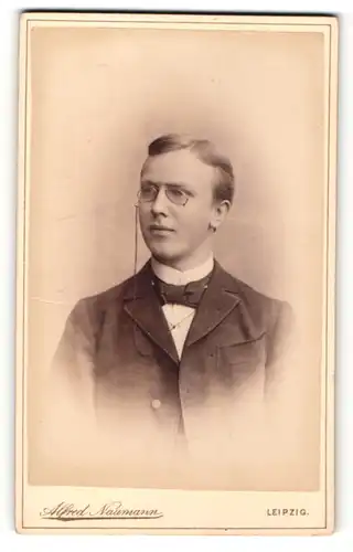 Fotografie Alfred Naumann, Leipzig, Portrait blonder junger Mann mit Zwicker