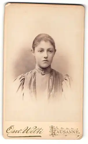 Fotografie Osw. Welti, Lausanne, Portrait Portrait bezauberndes Fräulein mit Brosche am Blusenkragen
